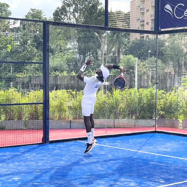 Smash de padel sur terrain indoor à Padelta Abidjan